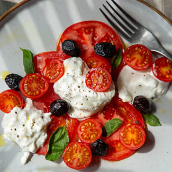 Salada de tomate com queijo fresco, azeite e manjericão